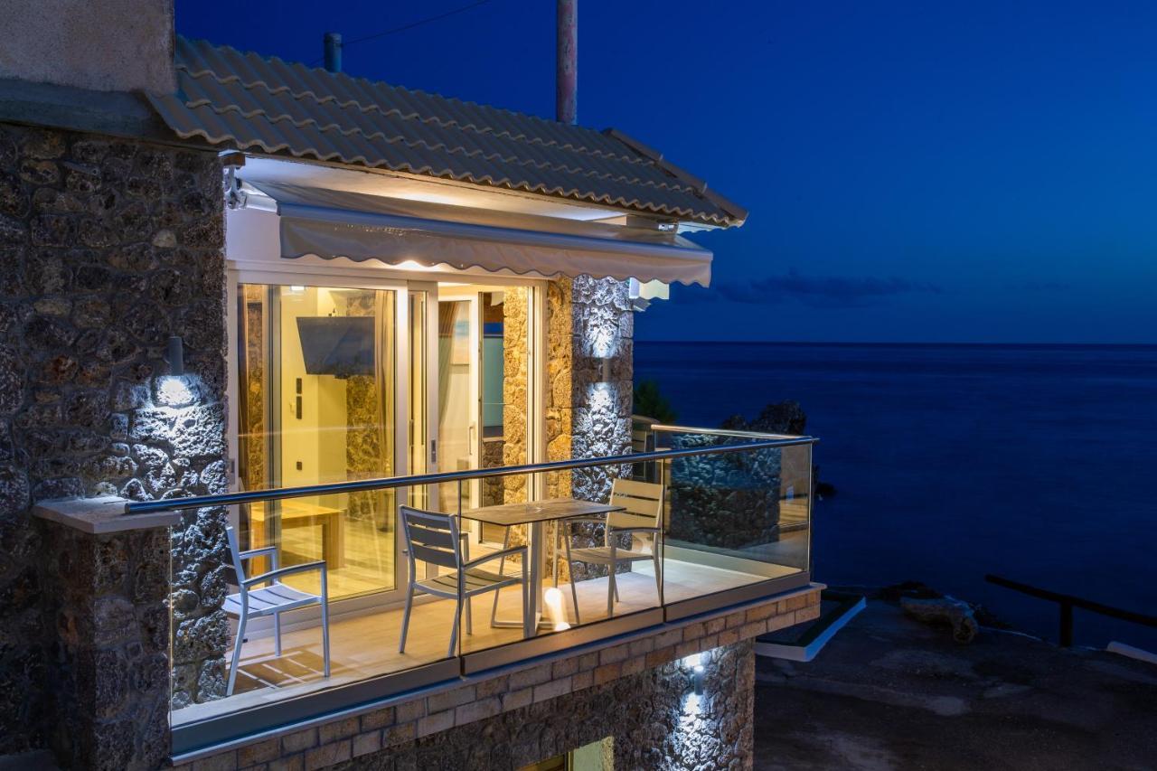 Black Rocks Family, Luxury Seafront Beach Maisonette Айос-Гордіос Екстер'єр фото